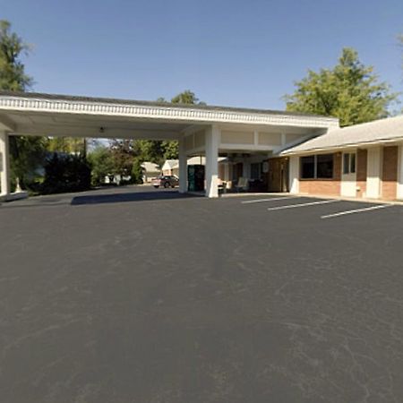 Econo Lodge Oskaloosa Bagian luar foto