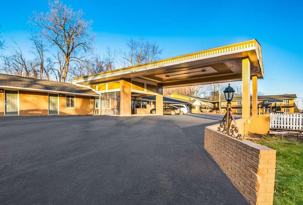 Econo Lodge Oskaloosa Bagian luar foto