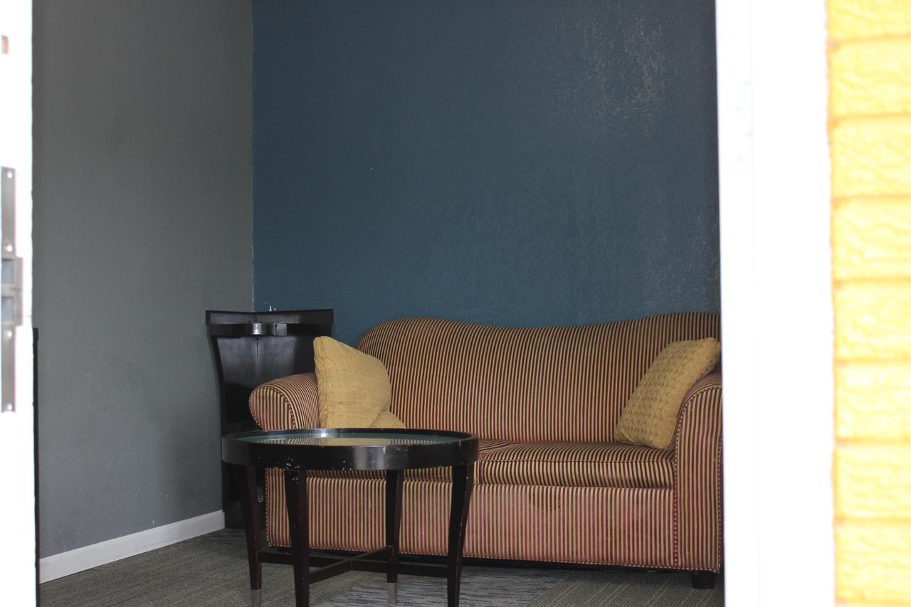 Econo Lodge Oskaloosa Bagian luar foto