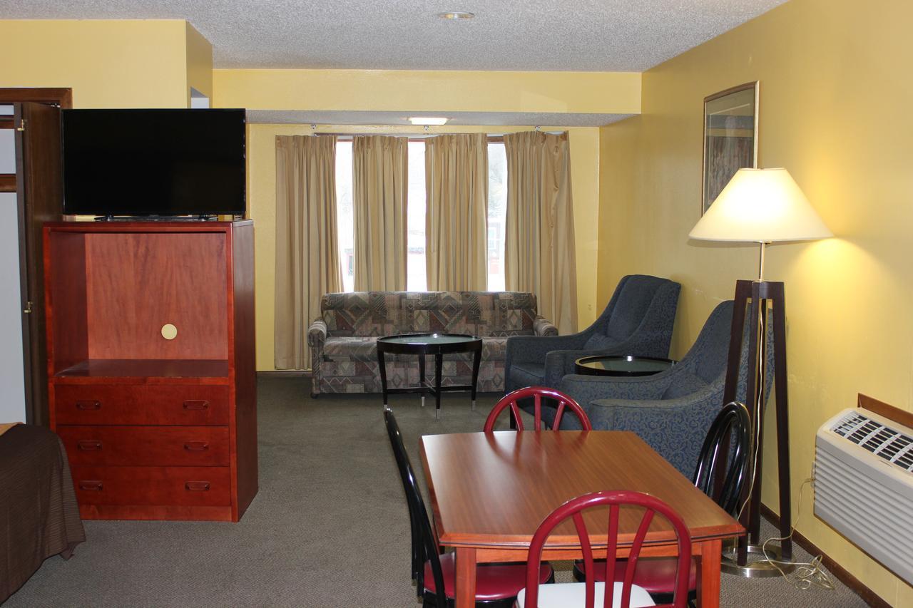 Econo Lodge Oskaloosa Bagian luar foto