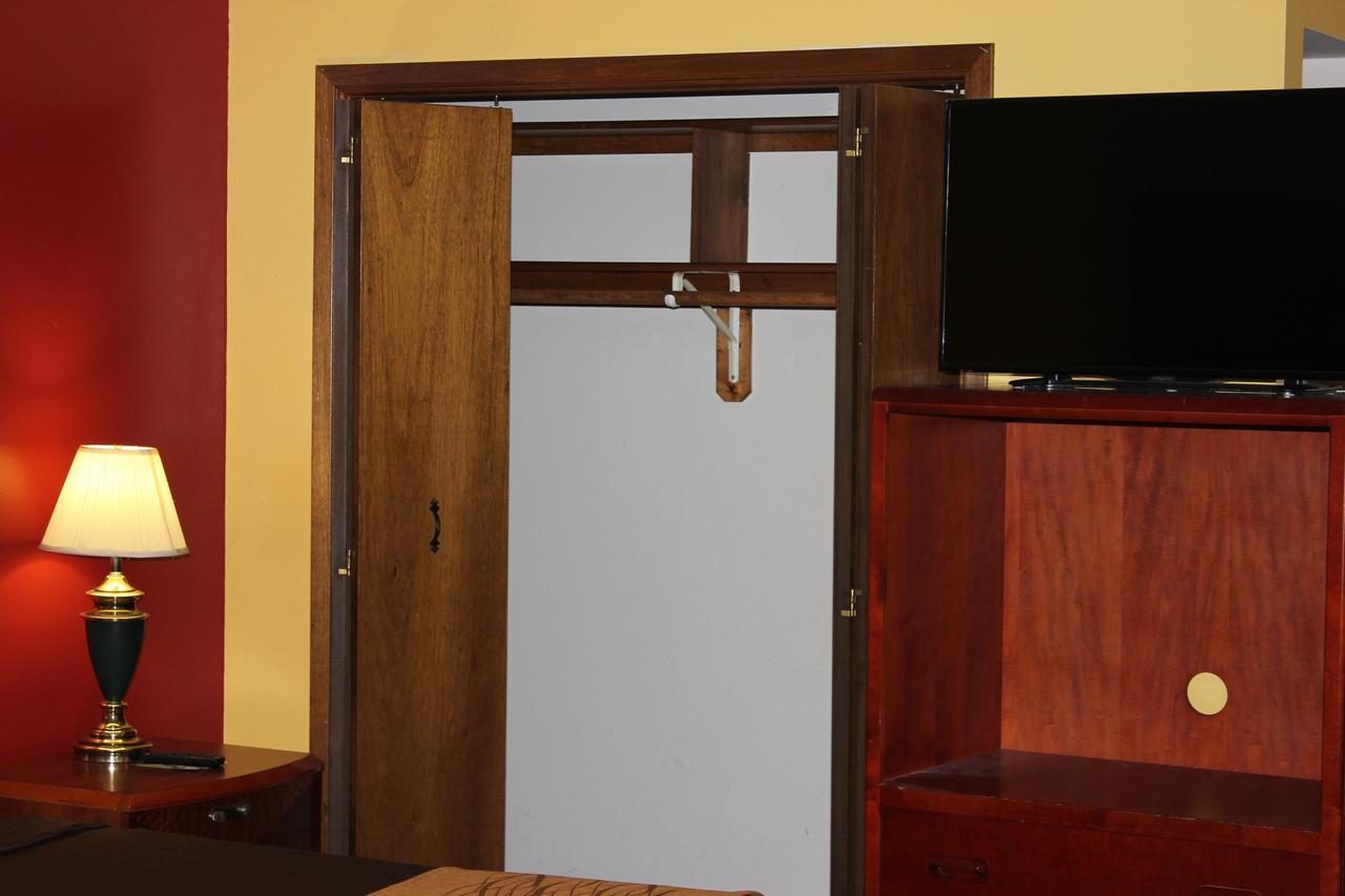 Econo Lodge Oskaloosa Bagian luar foto